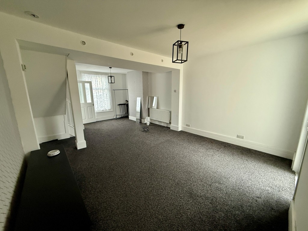 Lot: 110 - THREE-BEDROOM TERRACE HOUSE - Living room